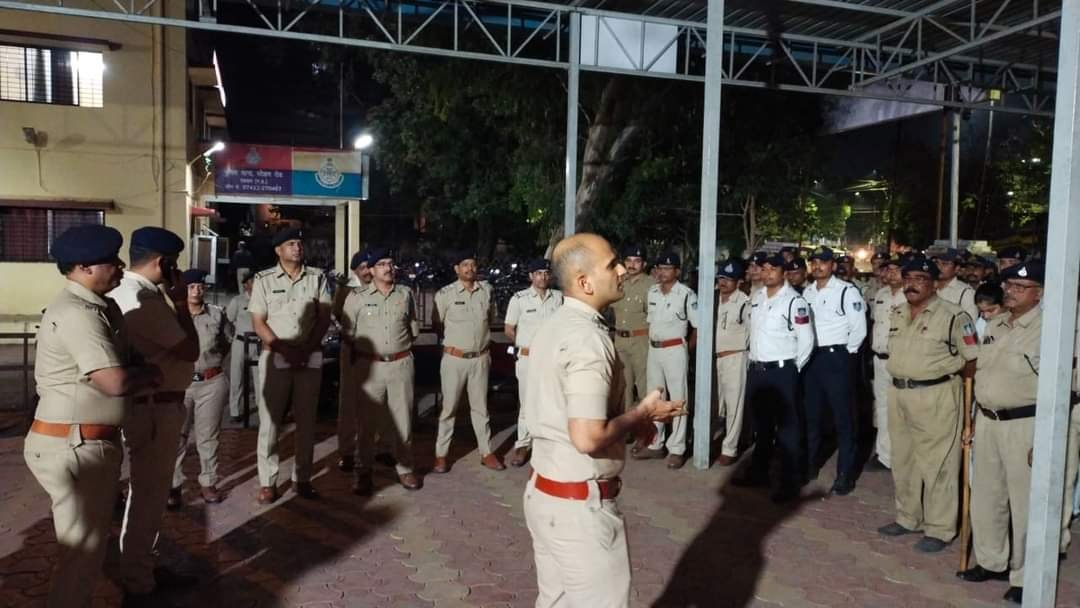 पुलिस मुख्यालय के निर्देश पर, रतलाम पुलिस द्वारा कांबिंग गश्त कर, गुंडे बदमाशों व असमाजिक तत्वों के विरुद्ध की प्रभावी कार्यवाही।