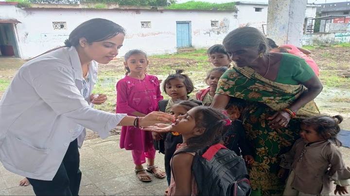 आयुष विभाग के मलेरिया रोग नियंत्रण कार्यक्रम 2024 का प्रथम चरण की तृतीय खुराक खिलाई गई