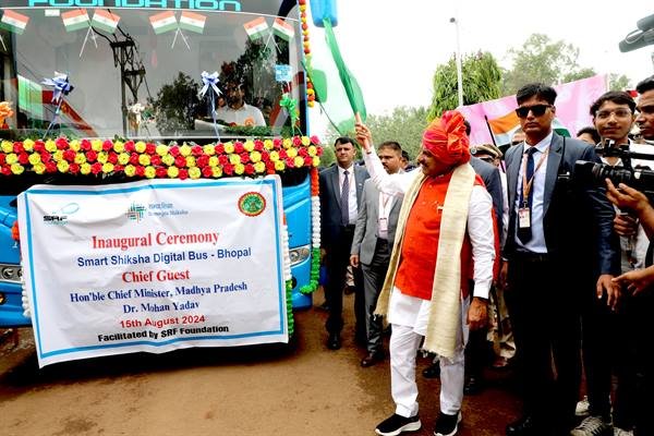 मुख्यमंत्री डॉ. मोहन यादव ने शैक्षिक डिजिटल बस का किया शुभारंभ।